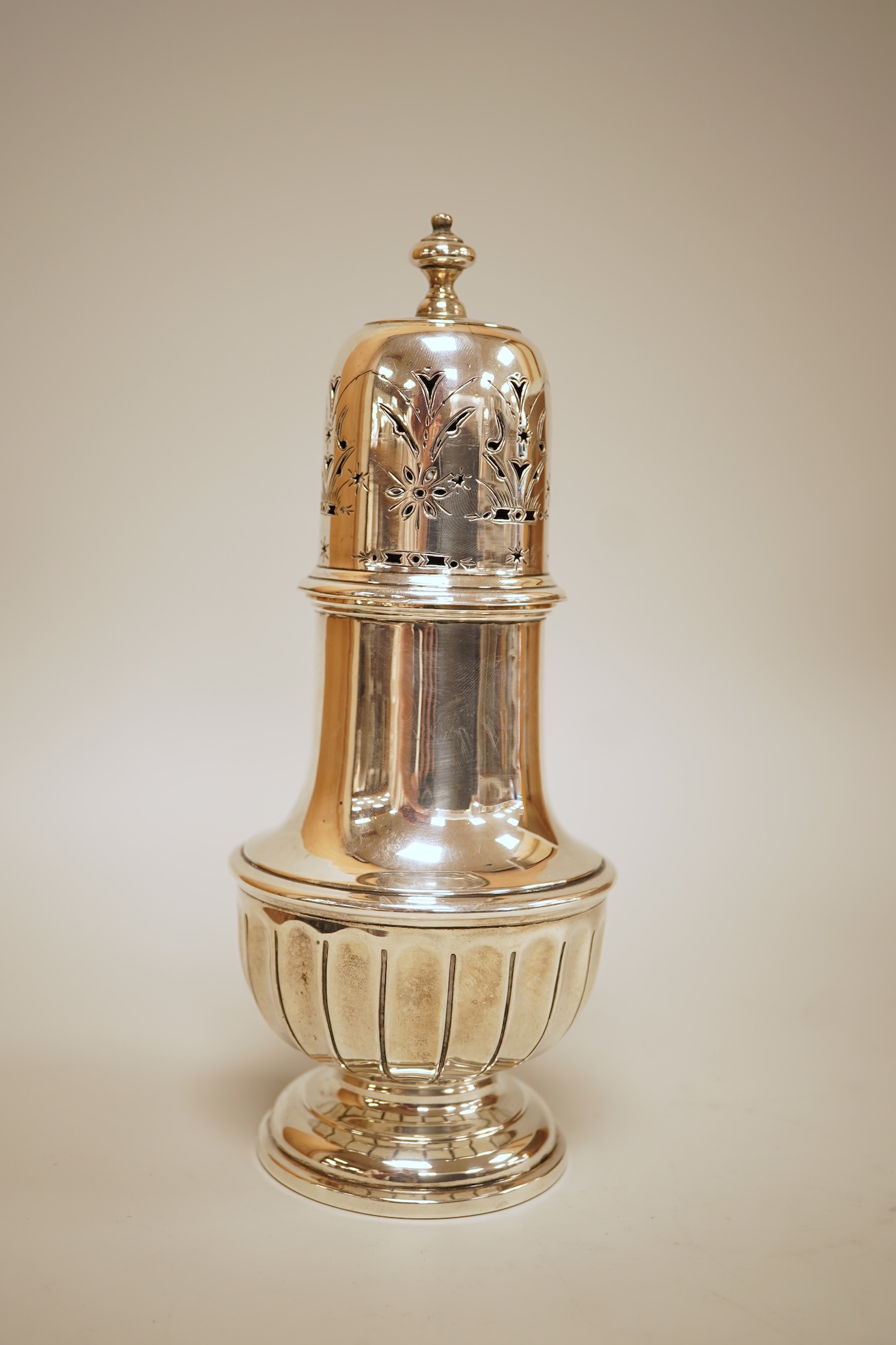 An Edwardian silver baluster sugar caster, by Marples & Co, Birmingham, 1906, 19.8cm, 8oz.